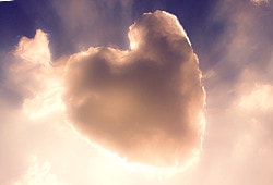 Schönes Symbol für die Liebe beim Heilen Herzförmige Wolke symbolisiert Liebe beim Heilen