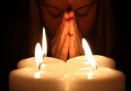 Beten vor dem Heilen Frau praktiziert spirituelle Heilung durch beten