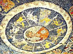 Antikes Kunstwerk, ein steinernes Mosaik, zeigt Christus in der Mitte des astrologischen Tierkreises.