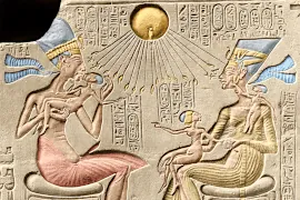 Antike Darstellung des Pharao links, der Königin rechts und Sonnengott Aton oben, was insgesamt ein Dreieck bildet.