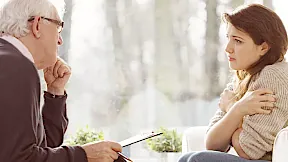 In einer Gesprächstherapie schildert die Patientin ihre psychosomatischen Beschwerden.