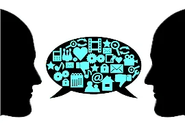 Zwei Personen diskutieren und bilden eine gemeinsame große Sprechblase über ihren Köpfen.