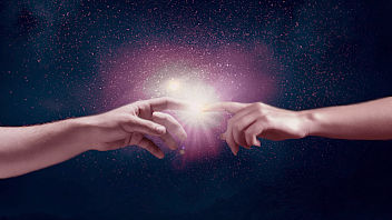 Zwei ausgestreckte Hände von links und rechts berühren sich vorsichtig am Finger und entzünden ein Licht. Eine symbolische Einleitung für das Thema der Seite und den Möglichkeiten einer seriösen, ganzheitlichen Lebensberatung.