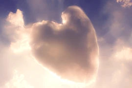 Herzförmige Wolke symbolisiert Liebe beim Heilen.
