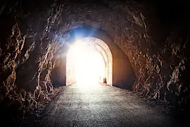 Ein dunkler Tunnel, an dessen Ende es ins Licht geht.