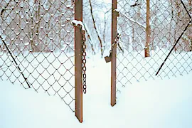Ein offenes, vorher mit Kette verschlossenes Tor zeigt einen Weg in die Freiheit.