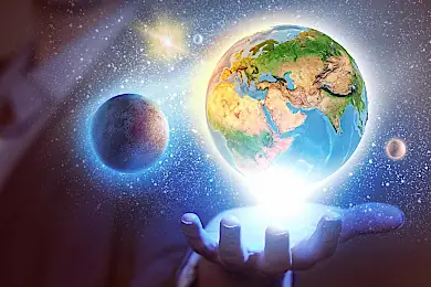 In dunklem Zimmer schweben über einer geöffneten Hand leuchtende Planeten. Das heißt symbolisch, psychologische Astrologie bietet erhellende Sternenweisheit an.