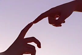 Zwei Hände berühren sich respektvoll mit den Fingerspitzen. Es drückt symbolisch den psychologisch angemessenen Kontakt bei einer astrologischen Beratung aus.